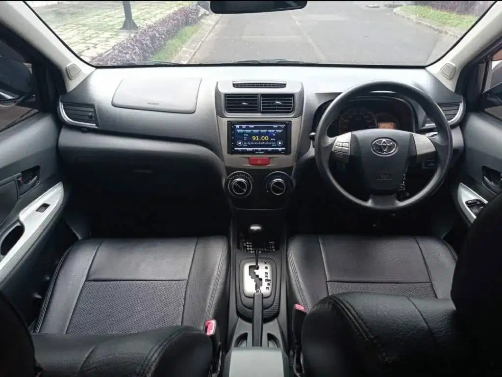 Mobil Toyota Avanza 15L Veloz 2015