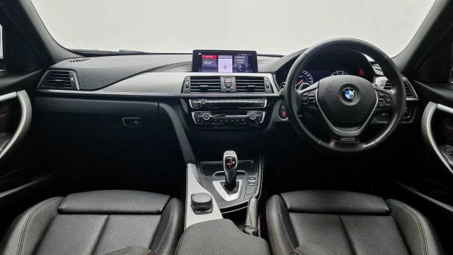 BMW SERIE 3 320i CKD AT 2019