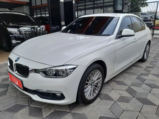 BMW 2.0L 320i SPORT AT 2018