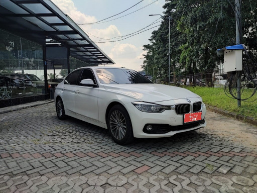BMW 320i 2.0L LUXURY AT 2018