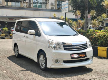 Toyota Voxy 2.0L Automatic 2016