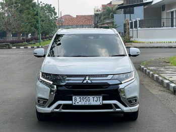 Mitsubishi Outlander PHEV 2.4L Automatic 2019