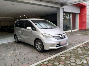 Honda Freed 1.5L E Automatic 2012