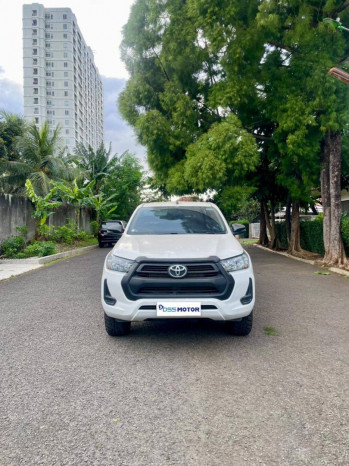 TOYOTA HILUX 2.4L E DOBLE CABIN MT 2022