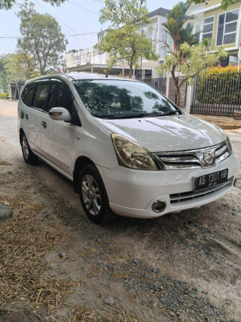 Nissan Grand Livina XV Automatic 2011