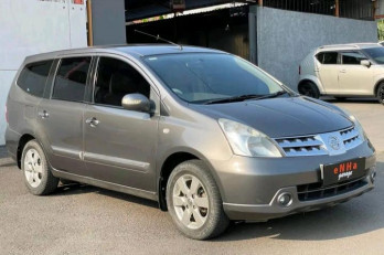 Nissan Grand Livina XV Automatic 2011