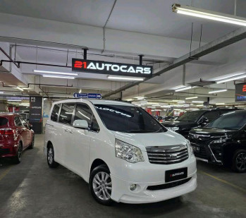 Toyota Voxy 2.0L Automatic 2015