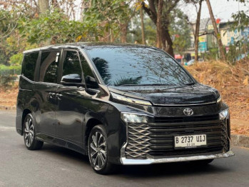 Toyota Voxy 2.0L Automatic 2022