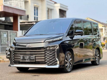 Toyota Voxy 2.0L Automatic 2022