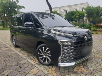Toyota Voxy 2.0L Automatic 2022