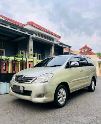Toyota Innova 2.0L V Bensin Automatic 2011