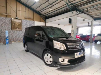 Toyota Voxy 2.0L Automatic 2013