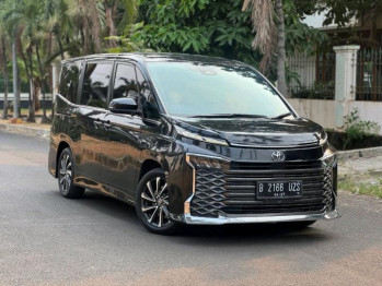 Toyota Voxy 2.0L Automatic 2022