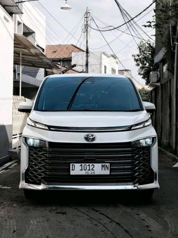 Toyota Voxy 2.0L Automatic 2023