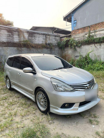 Nissan Grand Livina XV Automatic 2015