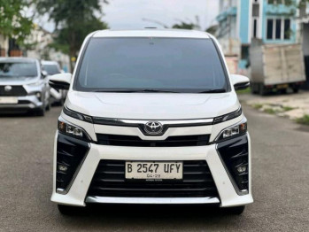 Toyota Voxy 2.0L Automatic 2018