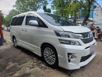 Toyota Vellfire 2.5L HEV Automatic 2013